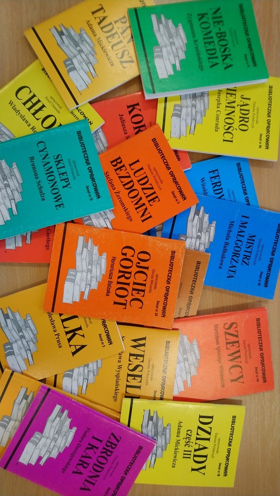 Opracowania lektur podarowane bibliotece szkolnej